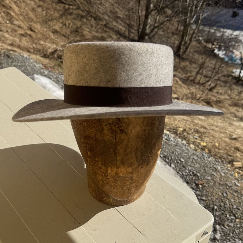 Spansk hatt grå