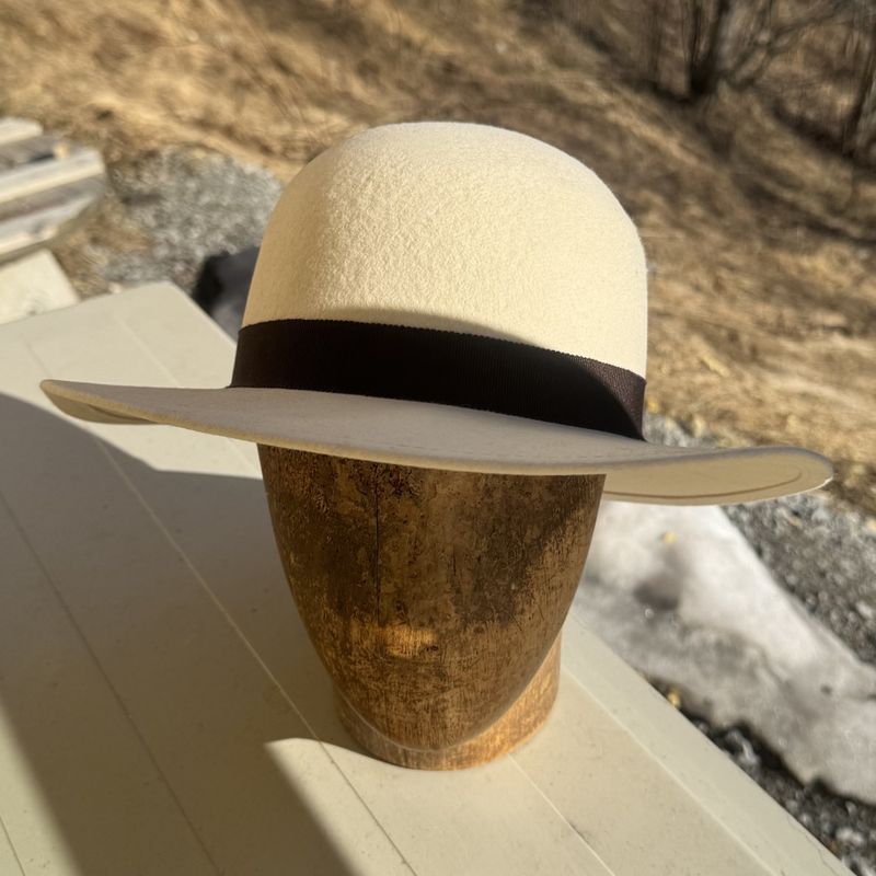 Rund pull hatt krem hvit