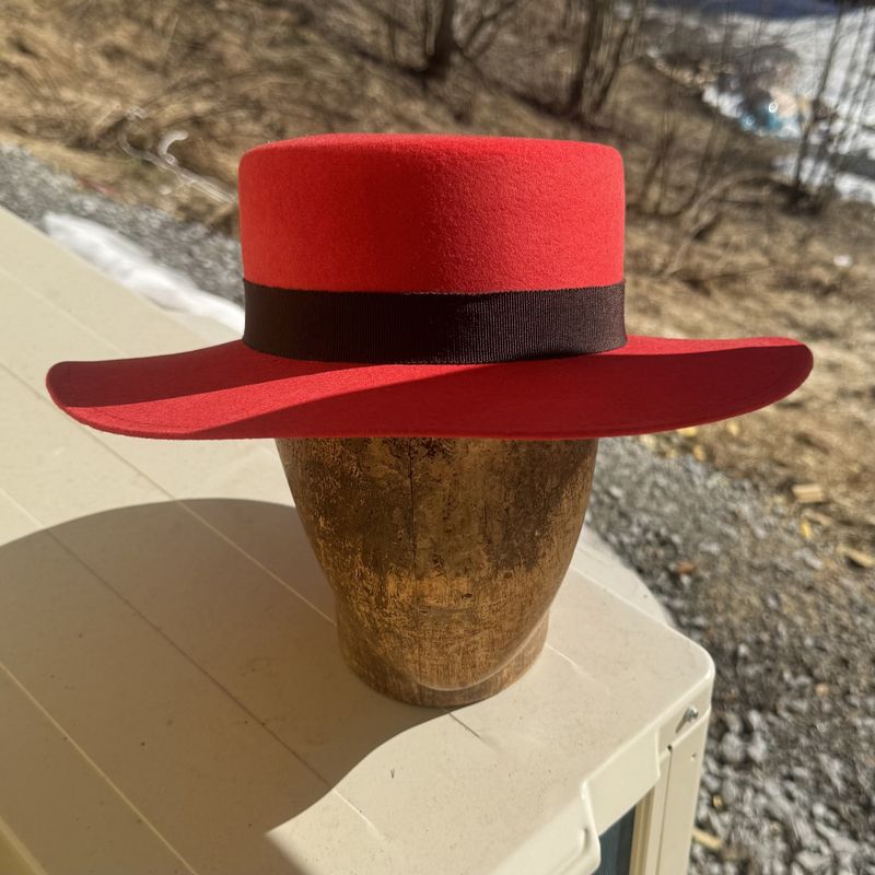 Spansk hatt rød