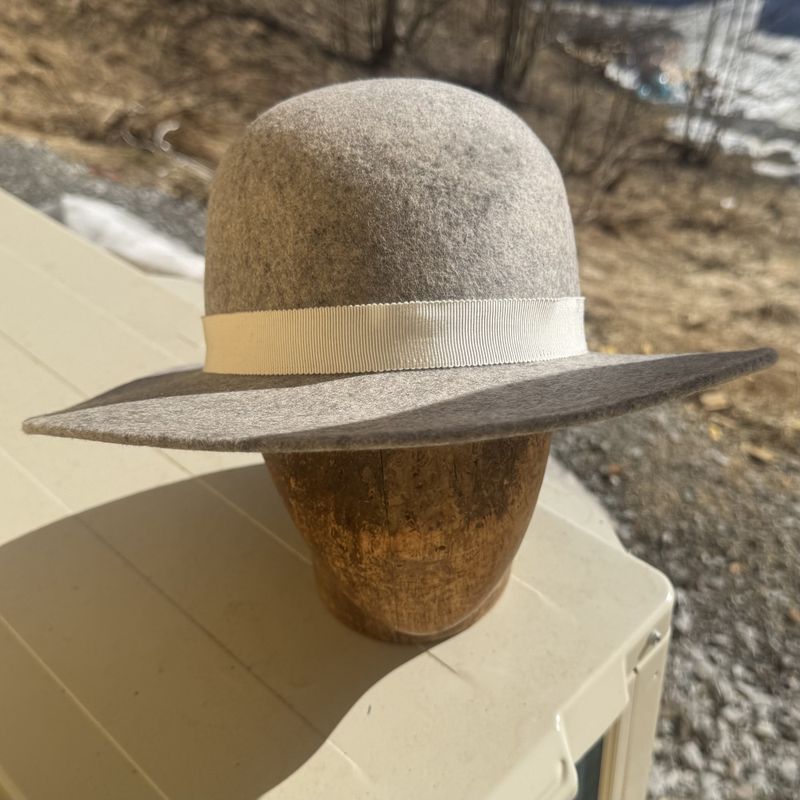 Rund pull hatt grå