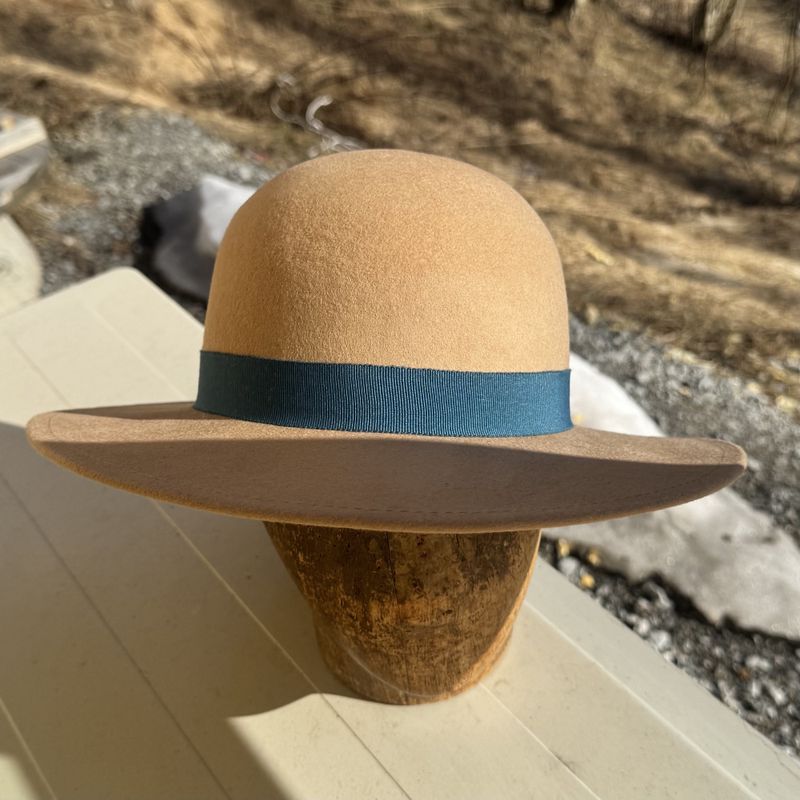 Rund pull hatt kamel