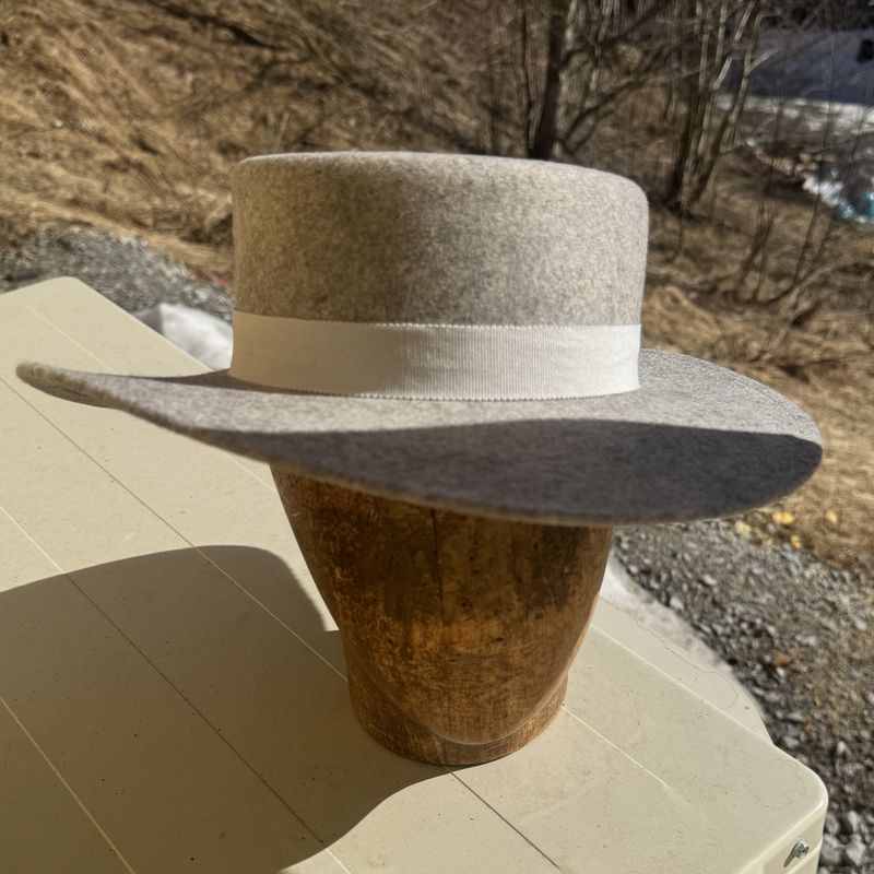 Spansk hatt grå