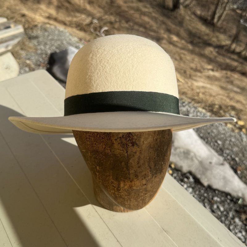 Rund pull hatt krem hvit