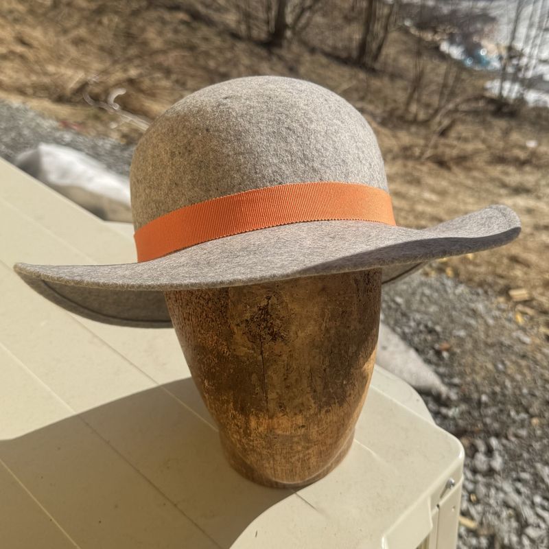Rund pull hatt grå