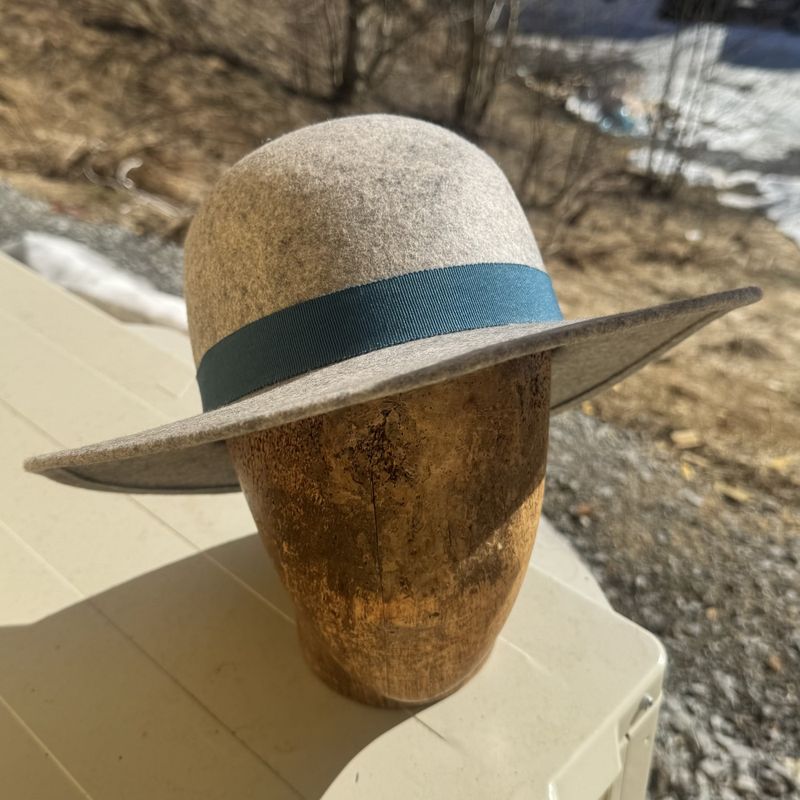 Rund pull hatt grå