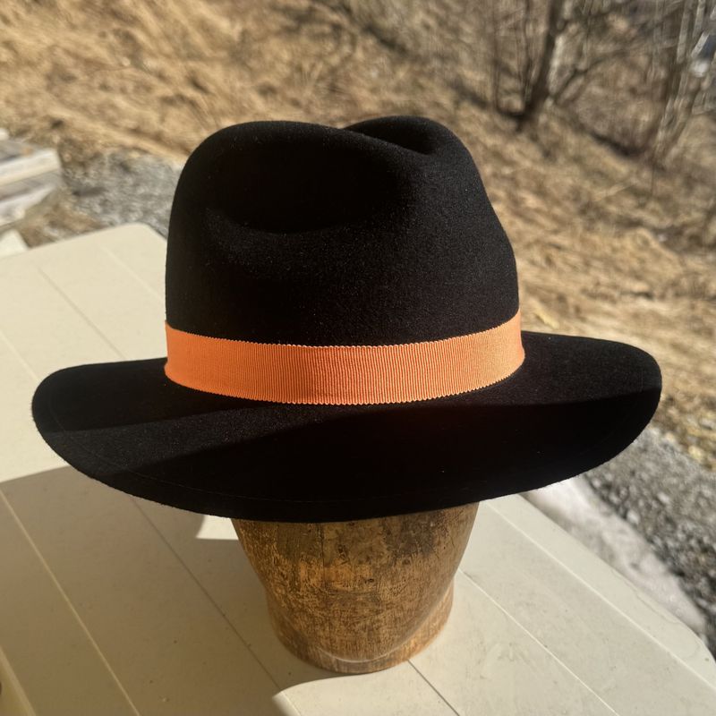 Bogart hatt svart, ned bak