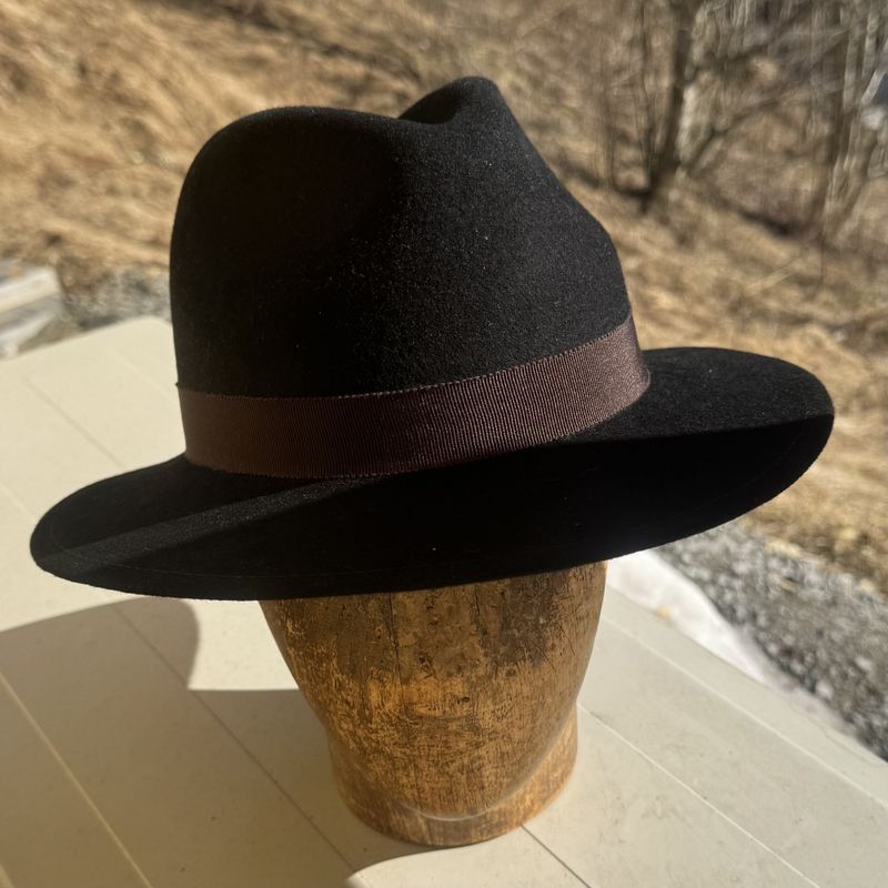 Bogart hatt svart, ned bak