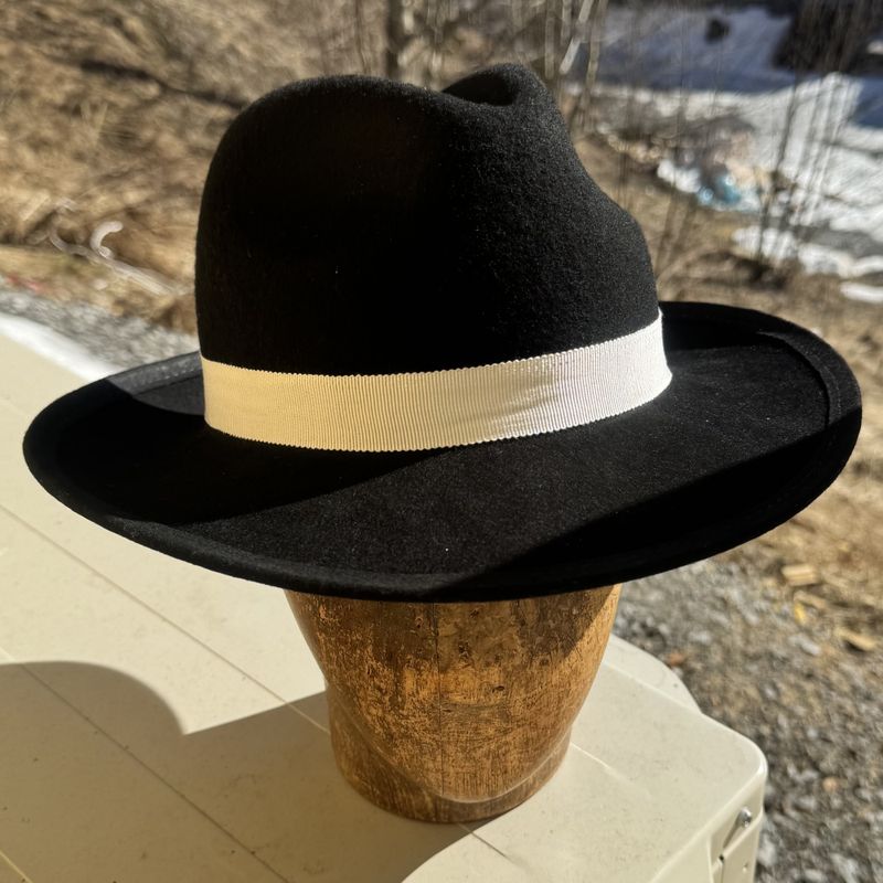 Bogart hatt svart, opp bak