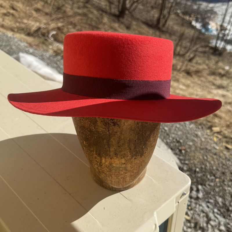 Spansk hatt rød