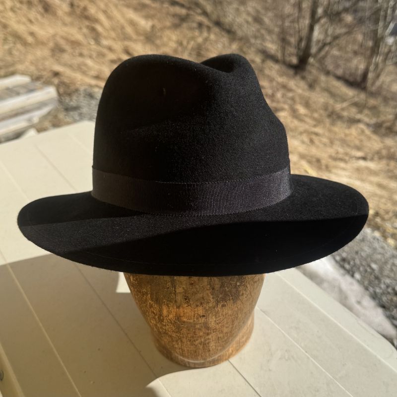 Bogart hatt svart, ned bak